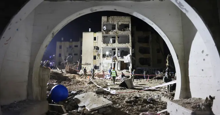 ইরানের মিসাইল হামলায় ইসরাইলের ক্ষতিগ্রস্ত একটি ভবন